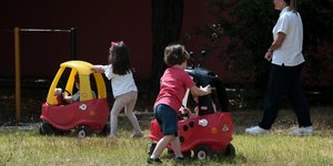 Παιδιά παίζουν σε βρεφονηπιακό σταθμό