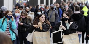 Καταναλωτές ψωνίζουν στη Βρετανία