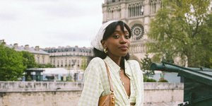 γυναίκα με φούστα και πουκάμισο