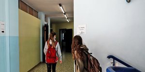 δάσκαλος μαθήτριες σε σχολείο