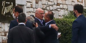 Ο Νίκος Δένδιας αγκαλιάζει το Μεβλούτ Τσαβούσογλου στην Αθήνα