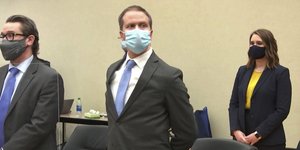 O δολοφόνος του Τζορτζ Φλόιντ, ο αστυνομικός Ντέρεκ Σόβιν όρθιος με μάσκα στην δίκη της υπόθεσης