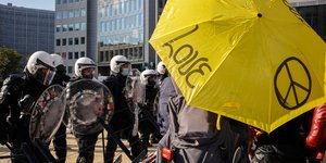 Διαδήλωση στις Βρυξέλλες εναντίον των περιοριστικών μέτρων για την αποτροπή της εξάπλωσης της πανδημίας του νέου κορωνοϊού
