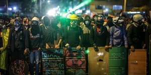 Διαδηλωτές στην Κολομβία με κράνη και αυτοσχέδιες ασπίδες