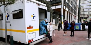 Γιαγιά κάνει δωρεάν radip test για τον κορωνοϊό σε όχημα του ΕΟΔΥ