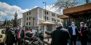 εξω απο τα δικαστηρια