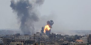 Εκρηξη την ημέρα σε κτίριο στη Λωρίδα της Γάζας από βομβαρδισμούς Ισραήλ