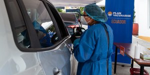 Γιατρός κάνει έλεγχο για τον κορωνοϊό σε οδηγό αυτοκινήτου στο Εκουαδόρ