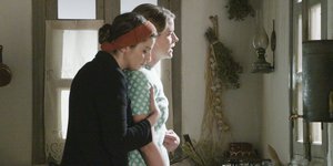 Η Ελένη και η Δρόσω Σταμίρη σε σκηνή της σειράς «Άγριες Μέλισσες»