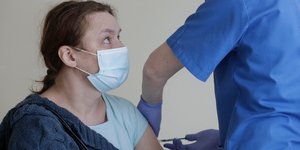 Πολίτης στην Πολωνία εμβολιάζεται έναντι του κορωνοϊού