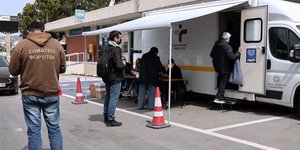Κόσμος περιμένει να κάνει rapid test από τον ΕΟΔΥ