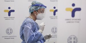 Τεστ κορωνοϊού από κλιμάκιο του ΕΟΔΥ