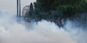Επεισόδια και δακρυγόνα στην λ. Κηφισίας σε πορεία διαμαρτυρίας στην πρεσβεία του Ισραήλ