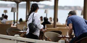 Ενα ζευγάρι σε τραπέζι παραλιακής καφετέριας