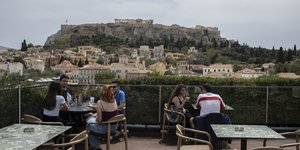 εστίαση κόσμος πίνει καφέ φόντο Ακρόπολη