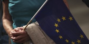 ευρωπαϊκή σημαία στα χέρια γυναίκας