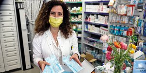 Φαρμακειο φαρμακοποιός γυναίκα με self tests στα χέρια