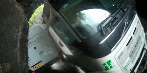 σύγκρουση μεγάλου μεγέθους HGV με βαν σε γέφυρα
