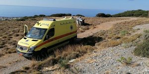 ασθενοφόρο σε σημείο τροχαίου στη Ρόδο