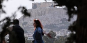 Ενα ζευγάρι με φόντο την ακρόπολη