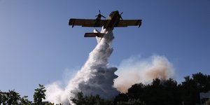 Πυροσβεστικό αεροσκάφος επιχειρεί ρίψη νερού