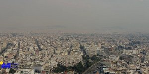 Αποπνικτική η ατμόσφαιρα στην Αθήνα από την πυρκαγιά στο Σχίνο Κορινθίας