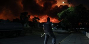 φωτιά στα Γεράνια Όρη