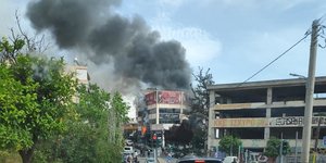 Πυκνοί μαύροι καπνοί από φωτιά σε κτίριο στην Καλογρέζα Νέας Ιωνίας