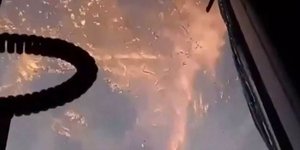Φωτιά στον Σχίνο: Εικόνες-σοκ μέσα από πυροσβεστικό όχημα