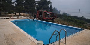 Φωτιά Πυροσβεστικό όχημα πήρε νερό από πισίνα