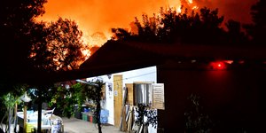 σπίτι κοντά σε φωτιά στον Σχίνο στην Κορινθία