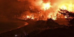 Η φωτιά στο Σχίνο Κορινθίας έχει κάνει στάχτη 20.000 στρέμματα δάσους