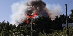 Μαίνεται για τρίτη ημέρα η φωτιά στα Γεράνεια όρη
