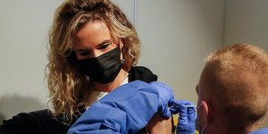 Γαλλίδα εμβολιάζεται με το εμβόλιο ενάντια στον κορωνοϊό