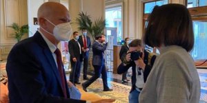 Ο Γ. Παπανδρέου με τη Σβετλάνα Τιχανόφσκαγια -Στη μέση ο Ρομάν Προτάσεβιτς που τραβά φωτογραφία