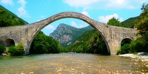 Εικόνα από το Γεφύρι της Πλάκας