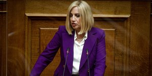 Φώφη Γεννηματά με μωβ σακάκι στη Βουλή