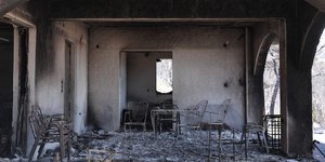 Καμμένο σπίτι από την πυρκαγιά στα Γεράνεια όρη