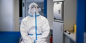 Γιατρος στην Γερμανία με άσπρη φόρμα για τον κορωνοϊό