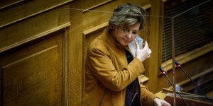 Γεροβασίλη με μάσκα στη Βουλή