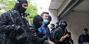 Ο Γιάννης Λαγός οδηγείται στο Εφετείο από αστυνομικούς με χειροπέδες