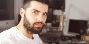 Ο Έλληνας ραδιοφωνικός παραγωγός που ζει και εργάζεται στο Τελ Αβίβ