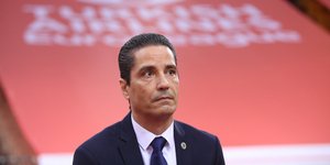 Ο Γιάννης Σφαιρόπουλος κάθεται στον πάγκο με βλέμμα απορίας και στεναχωρεμένο