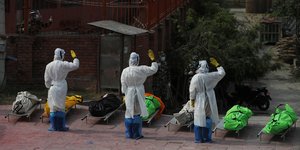 γιατροί με ιατρικές στολές στην Ινδία
