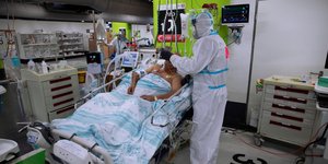 Γιατρός εξετάζει ασθενή με κορωνοϊό σε δωμάτιο νοσοκομείου στο Ισραήλ