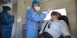 Γιατρός κάνει rapid test σε άνδρα