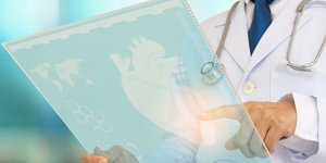 Γιατρός κρατά μαγνητική τομογραφία καρδιάς