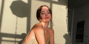 Γυναίκα με φόρεμα