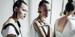 Γυναίκα με κόκκινο κραγιό και πιασμένα μαλλιά κότσο 