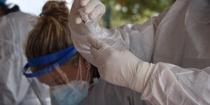 γυναίκες νοσοκόμες για rapid test για κορωνοϊό από ΕΟΔΥ